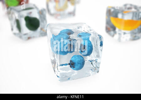 Heidelbeere in Ice Cube isoliert auf Weiss mit Tiefenschärfe Effekte. Eiswürfel mit frischen Beeren. Beeren Früchte in Eiswürfel gefroren, 3D-Rendering Stockfoto
