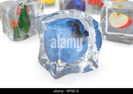 Heidelbeere in Ice Cube isoliert auf Weiss mit Tiefenschärfe Effekte. Eiswürfel mit frischen Beeren. Beeren Früchte in Eiswürfel gefroren, 3D-Rendering Stockfoto