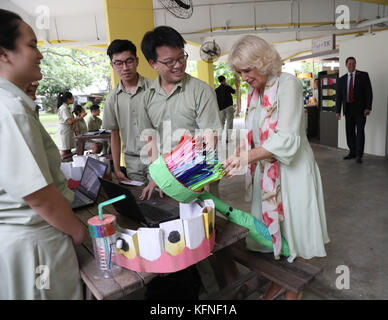 Die Herzogin von Cornwall nimmt an einer Commonwealth Literacy Veranstaltung am Temasek Junior College, Singapur, Teil, während des zweiten Tages einer 11-tägigen Herbsttour durch Singapur, Malaysia, Brunei und Indien. Stockfoto