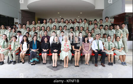 Die Herzogin von Cornwall posiert mit den Studenten und der Fakultät, während sie am zweiten Tag einer 11-tägigen Herbsttour durch Singapur, Malaysia, Brunei und Indien an einer Commonwealth-Literacy-Veranstaltung am Temasek Junior College in Singapur teilnimmt. Stockfoto