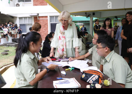 Die Herzogin von Cornwall nimmt an einer Commonwealth Literacy Veranstaltung am Temasek Junior College, Singapur, Teil, während des zweiten Tages einer 11-tägigen Herbsttour durch Singapur, Malaysia, Brunei und Indien. Stockfoto