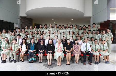 Die Herzogin von Cornwall posiert mit den Studenten und der Fakultät, während sie am zweiten Tag einer 11-tägigen Herbsttour durch Singapur, Malaysia, Brunei und Indien an einer Commonwealth-Literacy-Veranstaltung am Temasek Junior College in Singapur teilnimmt. Stockfoto