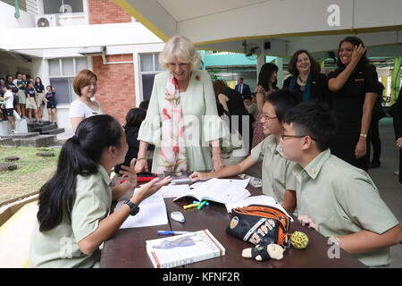 Die Herzogin von Cornwall nimmt an einer Commonwealth Literacy Veranstaltung am Temasek Junior College, Singapur, Teil, während des zweiten Tages einer 11-tägigen Herbsttour durch Singapur, Malaysia, Brunei und Indien. Stockfoto