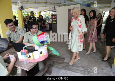 Die Herzogin von Cornwall nimmt an einer Commonwealth Literacy Veranstaltung am Temasek Junior College, Singapur, Teil, während des zweiten Tages einer 11-tägigen Herbsttour durch Singapur, Malaysia, Brunei und Indien. Stockfoto