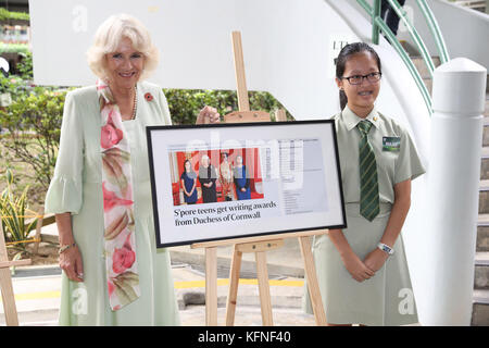 Die Herzogin von Cornwall nimmt an einer Commonwealth Literacy Veranstaltung am Temasek Junior College, Singapur, Teil, während des zweiten Tages einer 11-tägigen Herbsttour durch Singapur, Malaysia, Brunei und Indien. Stockfoto