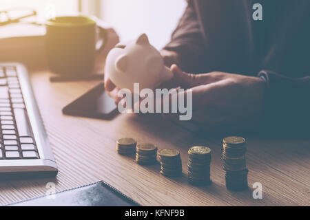 Haushaltsberechnung, männliche Finanzdaten. Gehalt, Aufwendungen, Steuern und Aufwendungen. Retro-Bild mit selektivem Fokus. Stockfoto