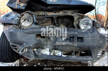 Die Folgen einer frontalen Zusammenstoß der Fahrzeuge Stockfoto