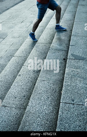 Man Walking im Obergeschoss auf Treppe Stockfoto