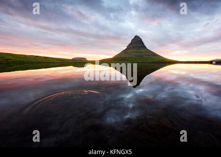 Bunte sunrise auf kirkjufellsfoss Wasserfall Stockfoto