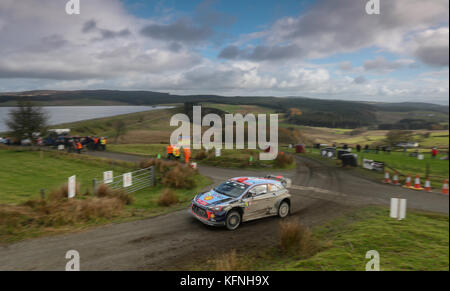 Dani Sordo aus Spanien und Hyundai Motorsport fahren mit dem spanischen Co-Fahrer Marc Marti am vierten Tag der Dayensure Wales Rally GB. DRÜCKEN SIE VERBANDSFOTO. Bilddatum: Sonntag, 29. Oktober 2017. Bildnachweis sollte lauten: David Davies/PA Wire Stockfoto