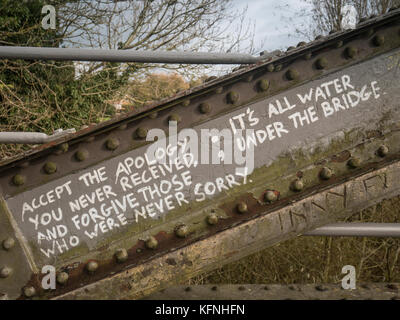 Akzeptiere die Entschuldigung, die Sie nie erhalten, und Vergib denen, die waren nie Es tut uns leid, es ist alles Wasser unter der Brücke. Stockfoto