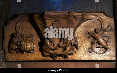 Moderne misericord von Andrew Pearson, St. Maria Magdalena Kirche, Leintwardine, Herefordshire, England, UK geschnitzt Stockfoto