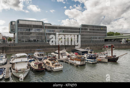 Köln, Deutschland - 10. SEPTEMBER 2017: Yachten und Boote der alte Teil der Rheinau-Harbor mit dem Microsoft Office Gebäude laden Stockfoto