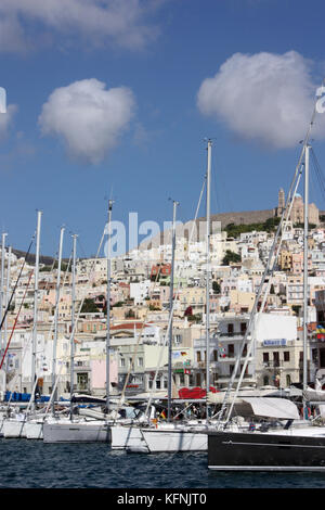 Boote im Hafen von Syros, Kykladen Stockfoto