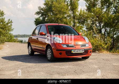 DNIPRO, UKRAINE - August 10, 2016: NISSAN MICRA in der Nähe des Flusses Stockfoto