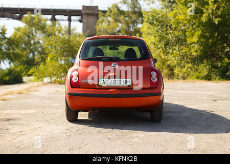 DNIPRO, UKRAINE - August 10, 2016: NISSAN MICRA in der Nähe des Flusses Stockfoto