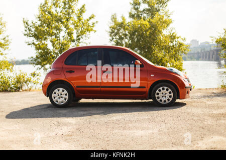 DNIPRO, UKRAINE - August 10, 2016: NISSAN MICRA in der Nähe des Flusses Stockfoto