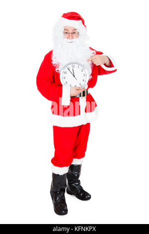 Santa auf die Uhr zeigt die Zeit auf weißen Hintergrund zeigen Stockfoto