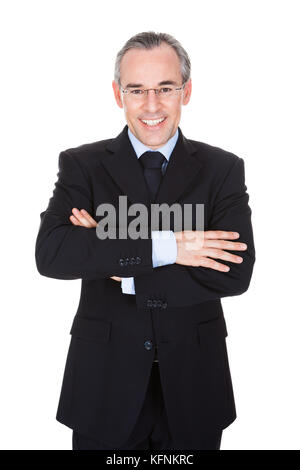 Happy Geschäftsmann mit Arm über einen weißen Hintergrund gekreuzt Stockfoto