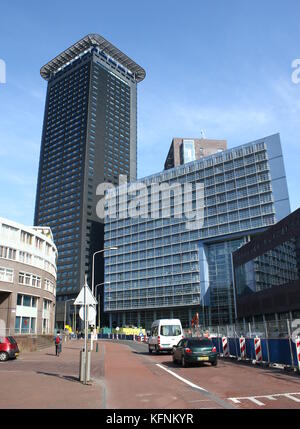 Het Strijkijzer (das Flatiron), ein Wohn- und Geschäftshaus Wolkenkratzer in Den Haag, Niederlande, 132 Meter hoch mit 42 Etagen. Stockfoto