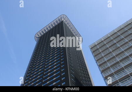 Het Strijkijzer (das Flatiron), ein Wohn- und Geschäftshaus Wolkenkratzer in Den Haag, Niederlande, 132 Meter hoch mit 42 Etagen. Stockfoto