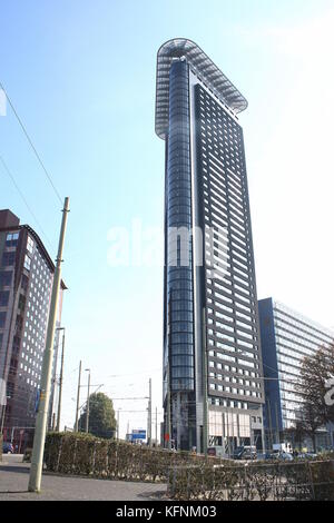 Het Strijkijzer (das Flatiron), ein Wohn- und Geschäftshaus Wolkenkratzer in Den Haag, Niederlande, 132 Meter hoch mit 42 Etagen. Stockfoto