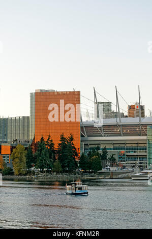 Aquabus Fähre auf False Creek mit dem JW Marriott Parq Hotel in Vancouver und BC Place Stadium im Hintergrund, Vancouver, BC, Kanada Stockfoto