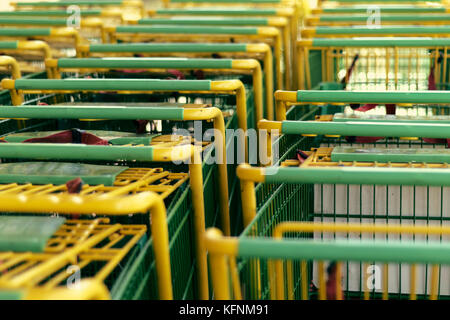 Parket Supermarkt Einkaufswagen Stockfoto