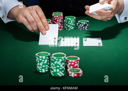 Nahaufnahme der Croupier Vermittlung von Karten auf den Tisch Stockfoto