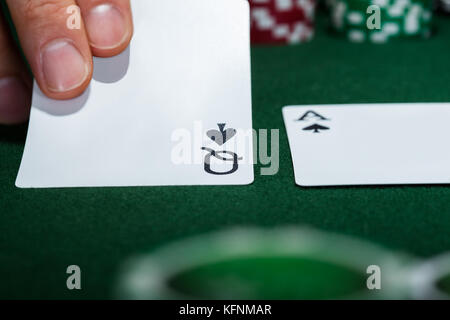 Nahaufnahme der Croupier Vermittlung von Karten auf den Tisch Stockfoto