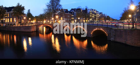 Die keizergraht/Reguliersgracht Grachten und Brücken, in der Dämmerung, in Amsterdam, in den Niederlanden Stockfoto