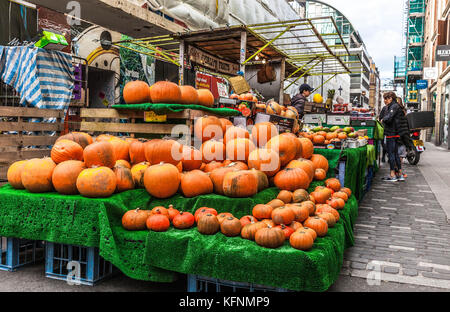 Kürbisse werden in einem Stall, Berwick Street, Soho, London, UK. Stockfoto