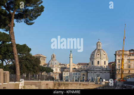 Blick auf Santa Maria di Loreto, Santissimo Nome di Maria Al Foro Traiano und Trajan Spalte über Trajan Forum, Rom, Italien Stockfoto