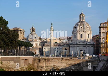 Blick auf Santa Maria di Loreto, Santissimo Nome di Maria Al Foro Traiano und Trajan Spalte über Trajan Forum, Rom, Italien Stockfoto