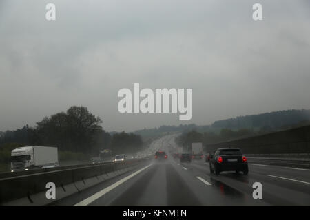 Das schlechte Wetter auf der Autobahn/Text auf Zeichen in Deutscher Sprache: Stau Stockfoto