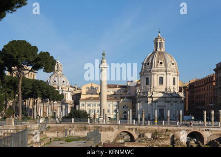 Blick auf Santa Maria di Loreto, Santissimo Nome di Maria Al Foro Traiano und Trajan Spalte über Trajan Forum, Rom, Italien Stockfoto