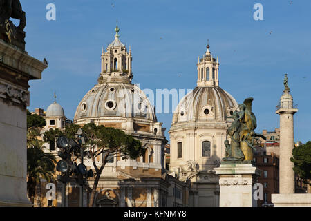 Blick auf Santa Maria di Loreto, Santissimo Nome di Maria Al Foro Traiano und Trajan Spalte aus Altare della Patria, Rom, Italien Stockfoto