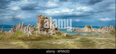 Mono Lake in Nordkalifornien in den großen Becken der Sierra Mountain Range. Stockfoto