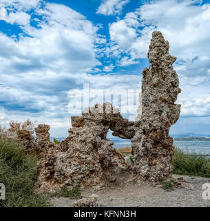 Mono Lake in Nordkalifornien in den großen Becken der Sierra Mountain Range. Stockfoto