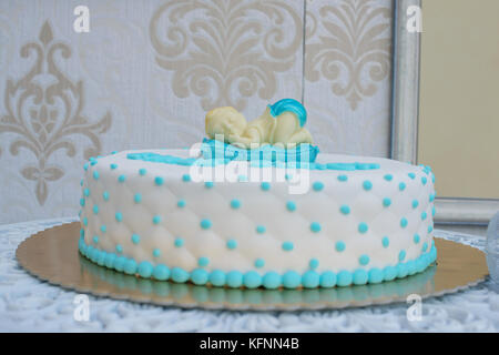 Custom Made baby dusche oder ersten Geburtstag Kuchen für einen Jungen mit schlafenden Baby Topper und Kissen - wie Zuckerglasur Stockfoto