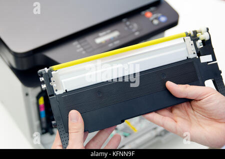Mann ersetzt Toner für Laserdrucker Toner Drucker patrone Drucken Laser Bürobedarf refill Konzept Stockfoto