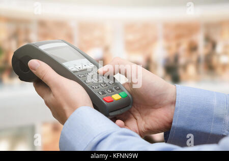 Hand mit Kreditkartenzahlung Maschine. karte Maschinen-terminal Zahlung Kreditkarte shop reader Pay-Konzept Stockfoto