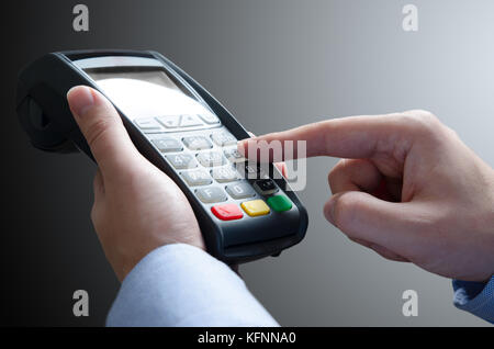 Hand mit Kreditkartenzahlung Maschine. karte Maschinen-terminal Zahlung Kreditkarte Leser zahlen Bank Konzept Stockfoto