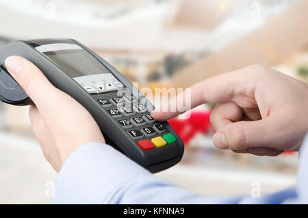Hand mit Kreditkartenzahlung Maschine. karte Maschinen-terminal Zahlung Kreditkarte shop reader Pay-Konzept Stockfoto