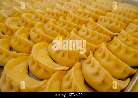 Nahaufnahme der gedämpfte Momo. Ein beliebtes Nepalesisches Essen, die auch im Val di Chiana, Bhutan, Tibet und Indien üblich ist Stockfoto