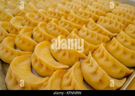 Nahaufnahme der gedämpfte Momo. Ein beliebtes Nepalesisches Essen, die auch im Val di Chiana, Bhutan, Tibet und Indien üblich ist Stockfoto