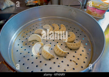 Lecker momo Lebensmittel über eine metallische Fach in der Küche, die Art der Südasiatischen Knödel in Tibet, Nepal, Bhutan und Sikkim in Nepal Stockfoto