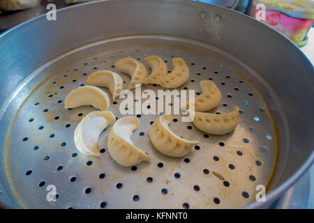 Lecker momo Lebensmittel über eine metallische Fach in der Küche, die Art der Südasiatischen Knödel in Tibet, Nepal, Bhutan und Sikkim in Nepal Stockfoto