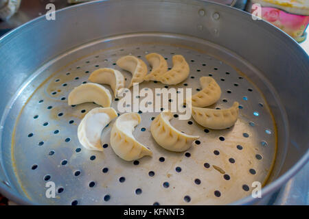 Lecker momo Lebensmittel über eine metallische Fach in der Küche, die Art der Südasiatischen Knödel in Tibet, Nepal, Bhutan und Sikkim in Nepal Stockfoto