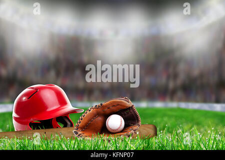 Low Angle View von baseball Helm, bat, Handschuh und Ball auf Feld Gras und absichtliche flache Tiefenschärfe auf hell Stadion Hintergrund mit Co lit Stockfoto